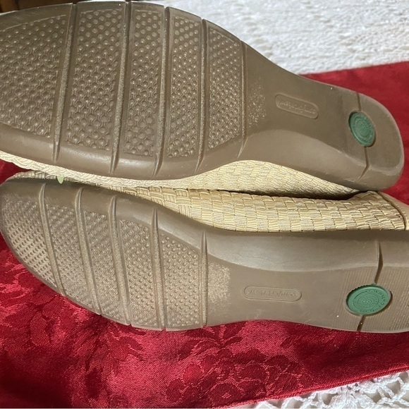 COMFORTVIEW shoes, beige color with flowers details, size 10.5, super cute - Picture 3 of 8